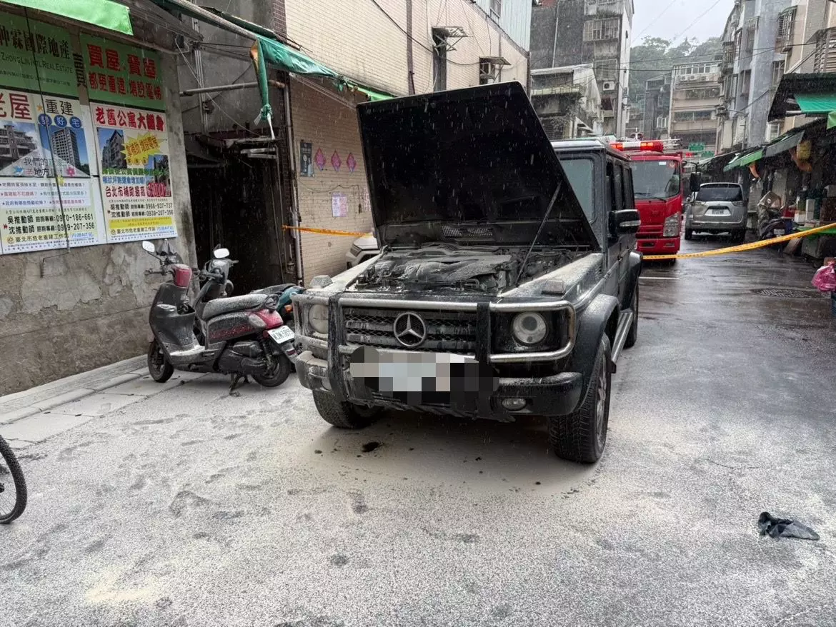 ▲藝人九孔駕駛BENZ G350行經內湖區內湖路三段巷弄時，車輛不明原因起火燃燒。＊（翻攝畫面）