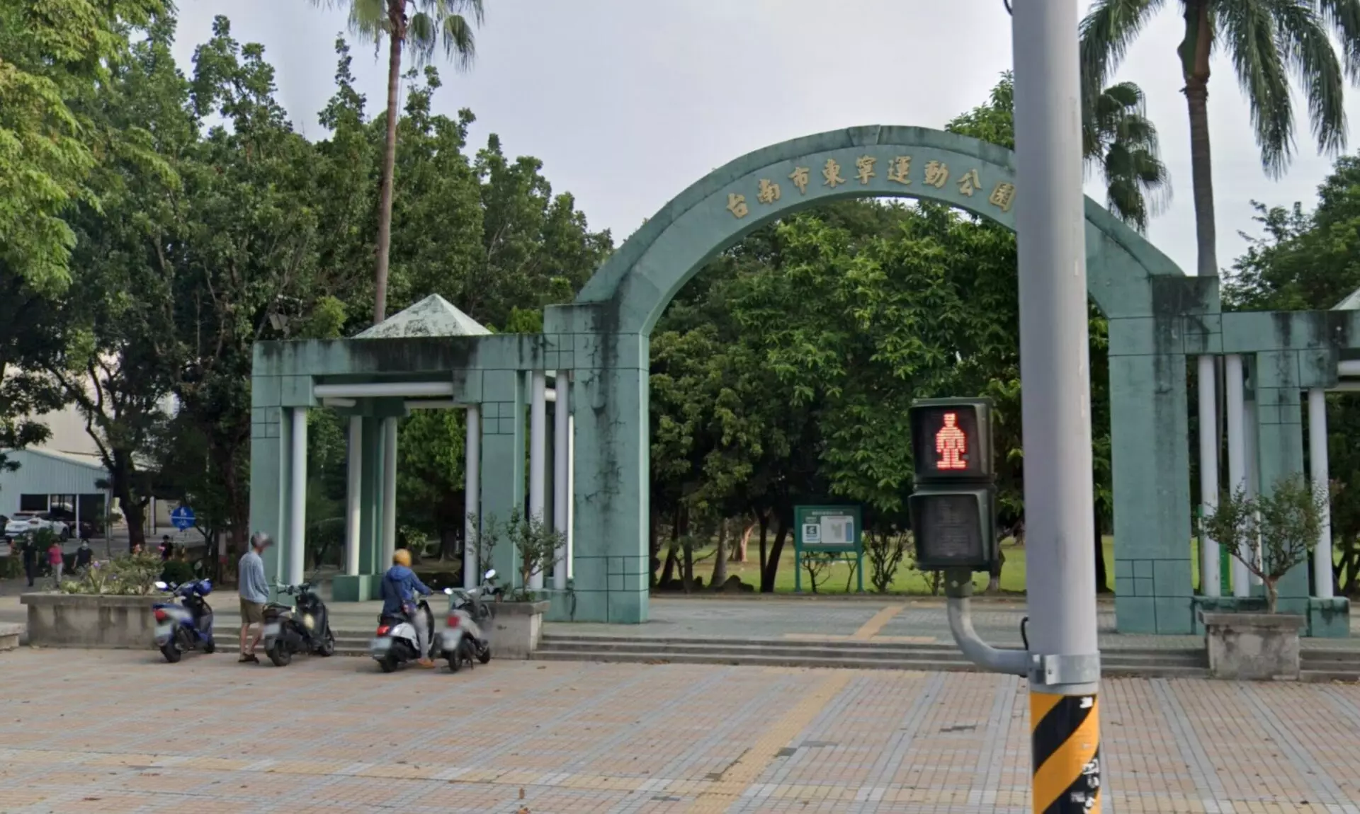 影／詭！轎車未減速衝「東寧運動公園」台階　駕駛送醫救治