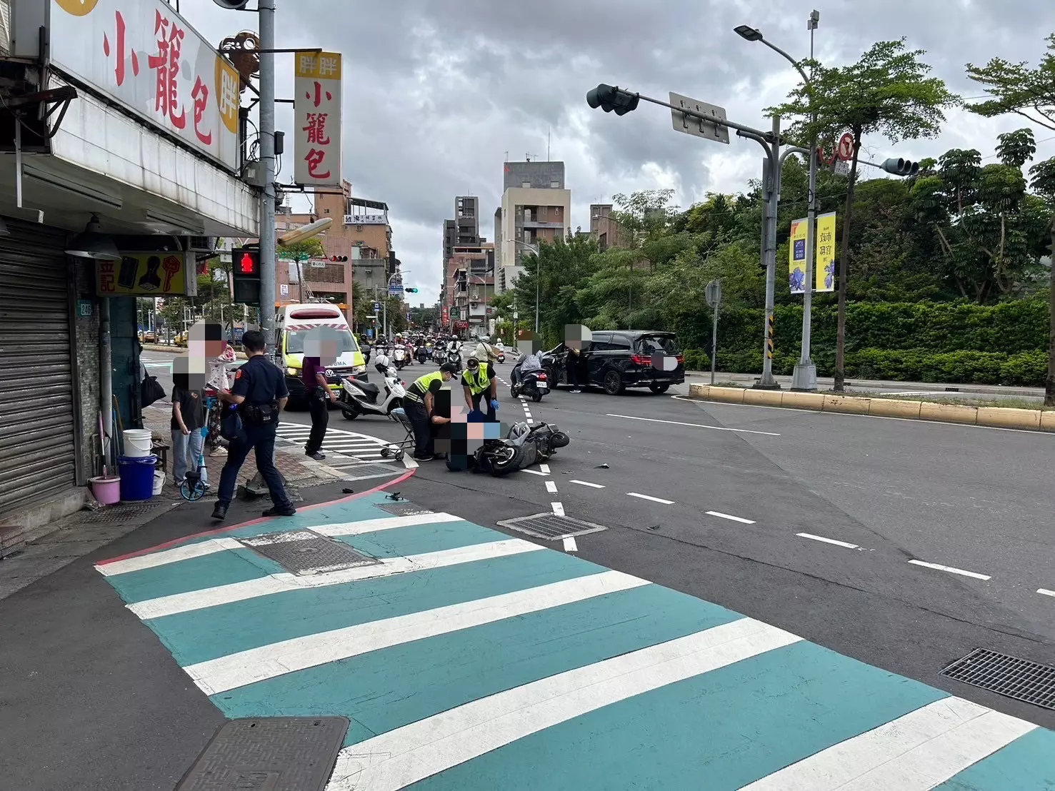 女騎士跟著直行小貨車突左轉　死角竄出遭直行自小客車撞飛慘摔