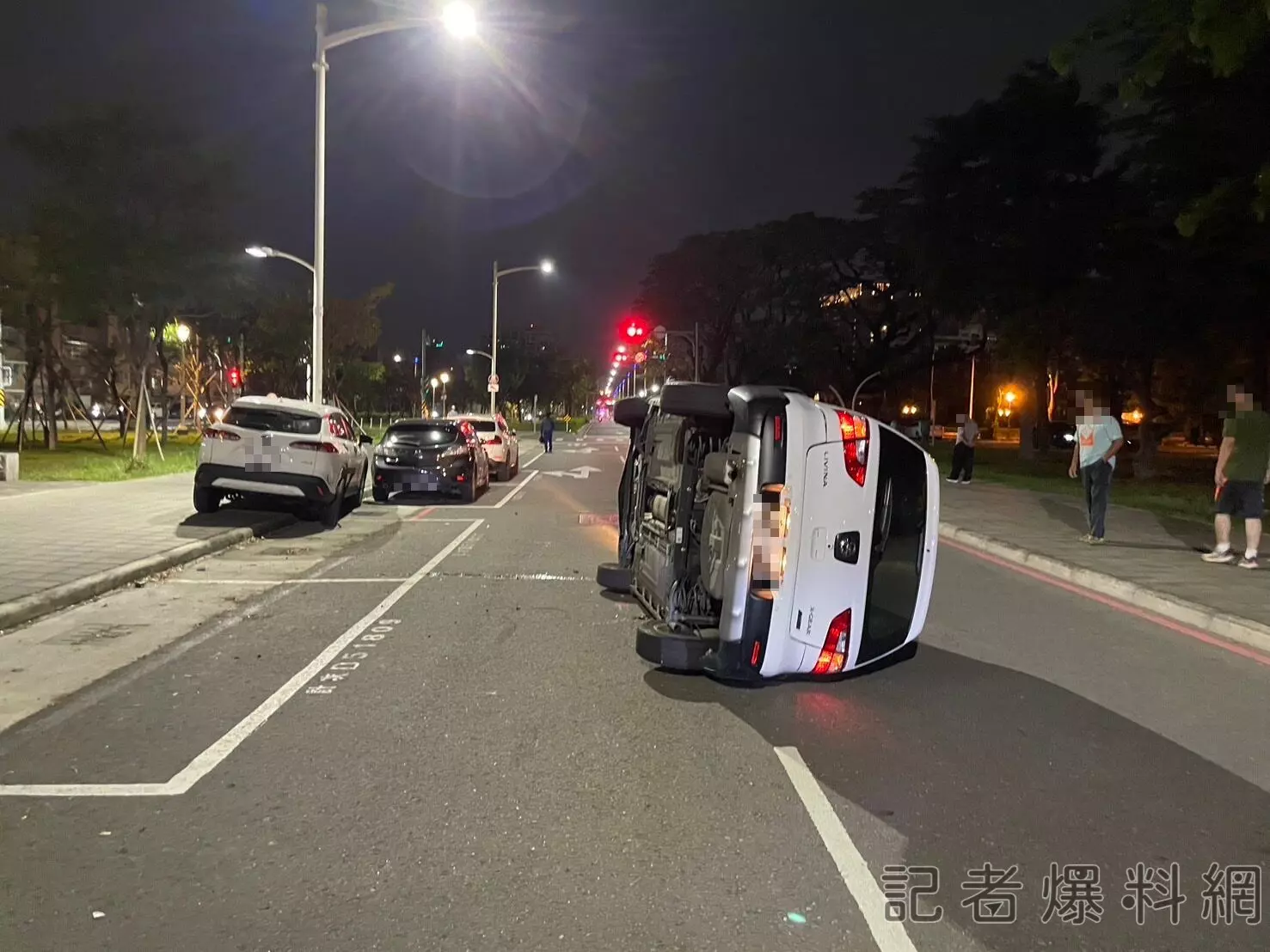 ▲自小客撞擊計程車後側翻。（圖／民眾提供）