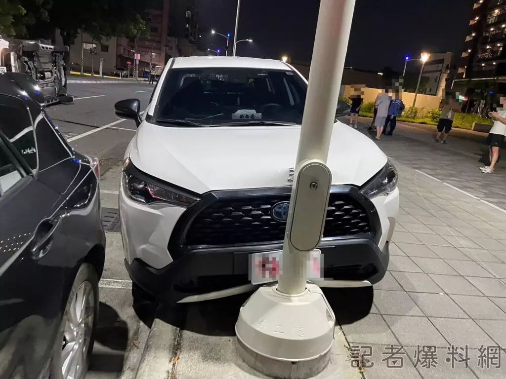 ▲計程車停在停車格無辜受害。（圖／民眾提供）