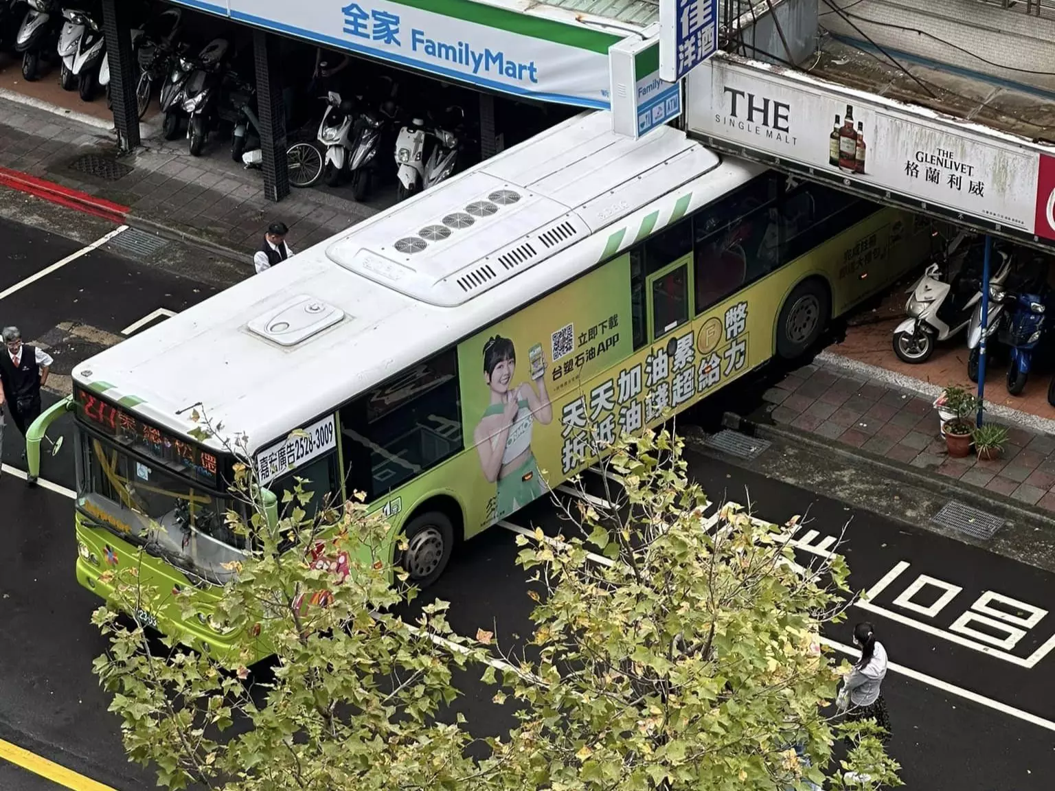 快訊／信義區公車回總站　不明原因「車尾」塞進騎樓