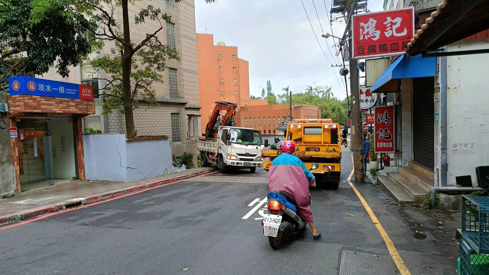 ▲新北市淡水區新民街真理大學校園外，今（6）日8時許發生1起交通事故。（翻攝畫面）