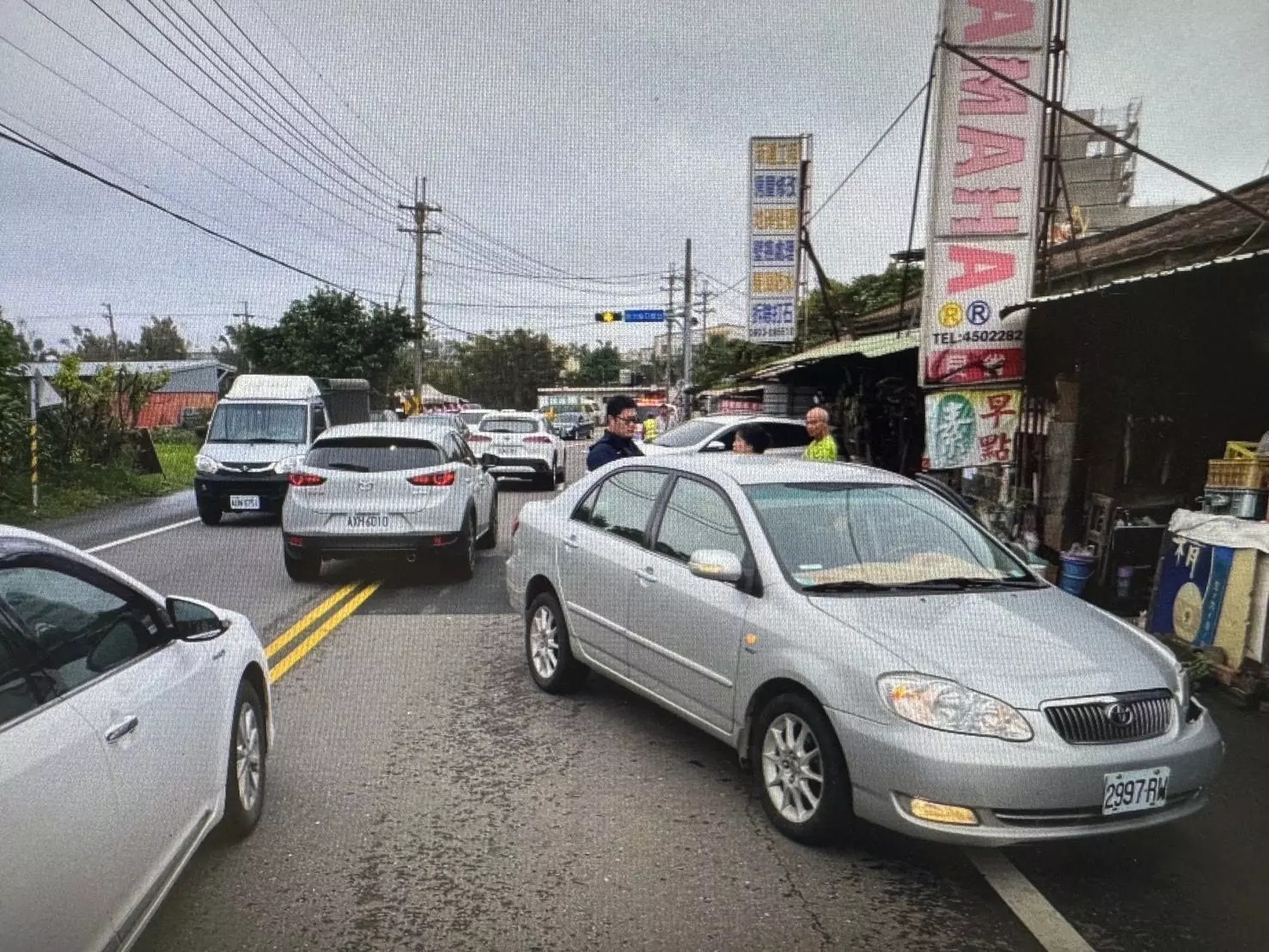 桃園7旬婦不明原因跨越雙黃線　對向來車遭撞「甩尾」掃翻路旁機車