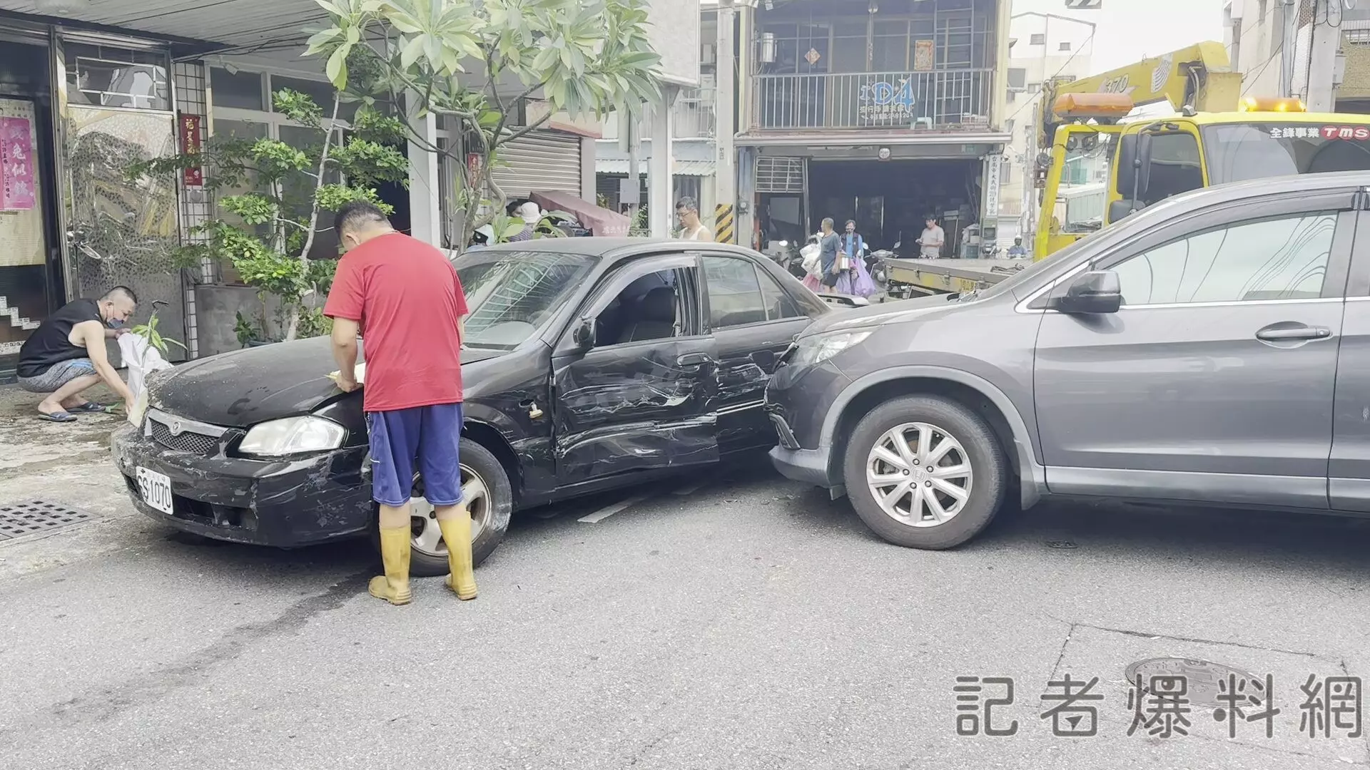 ▲轎車往後爆衝推幾休旅車再撞民宅，往前又爆衝撞計程車（圖／記者王俊勝 拍攝）