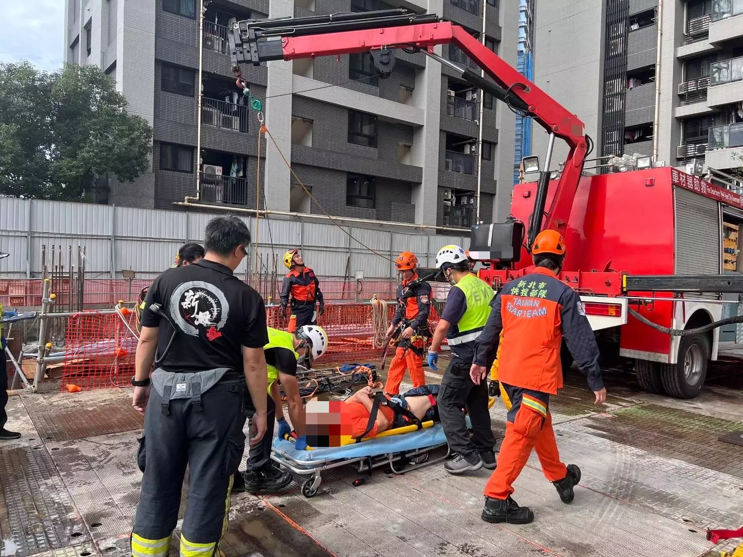 ▲新北市三重區捷運路1處工地建案，今（13）日12時許發生1起工安意外。（翻攝畫面）