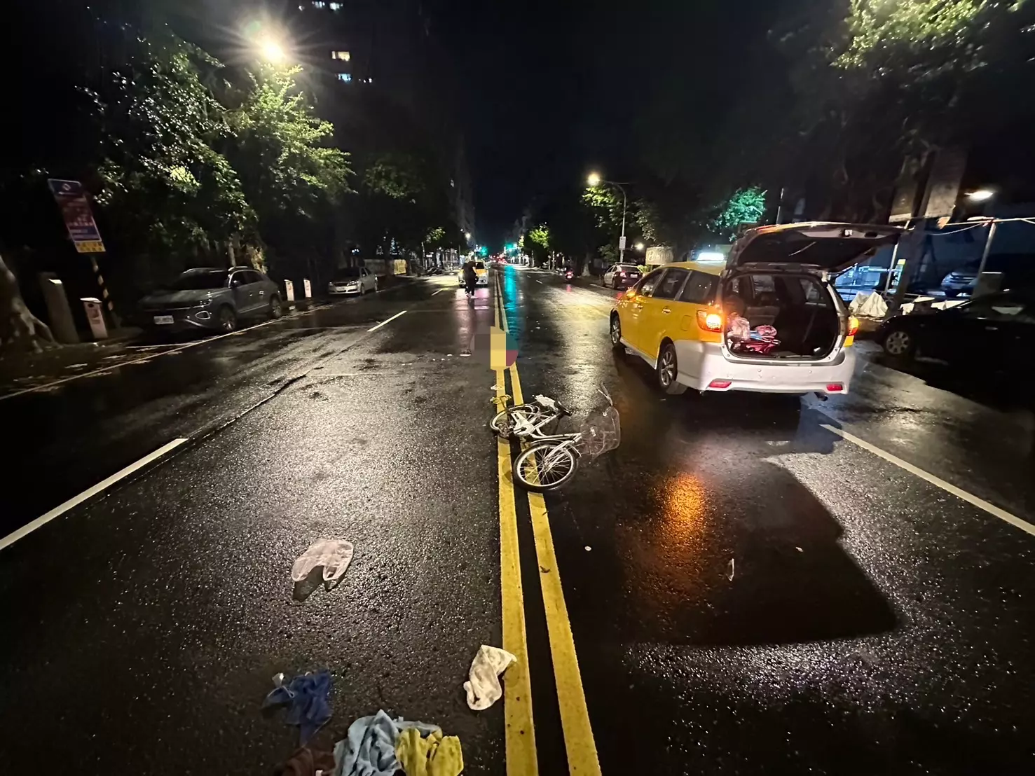 ▲新北市新店區中正路,昨(12)日23時許發生1起死亡車禍。(翻攝畫面)