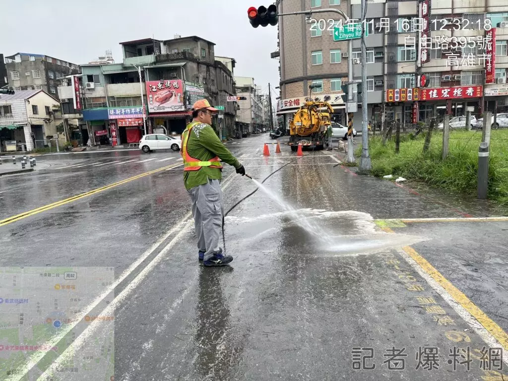 ▲鳳山西路佈滿蚯蚓屍體，環保局獲報到場清理。（圖／民眾提供）