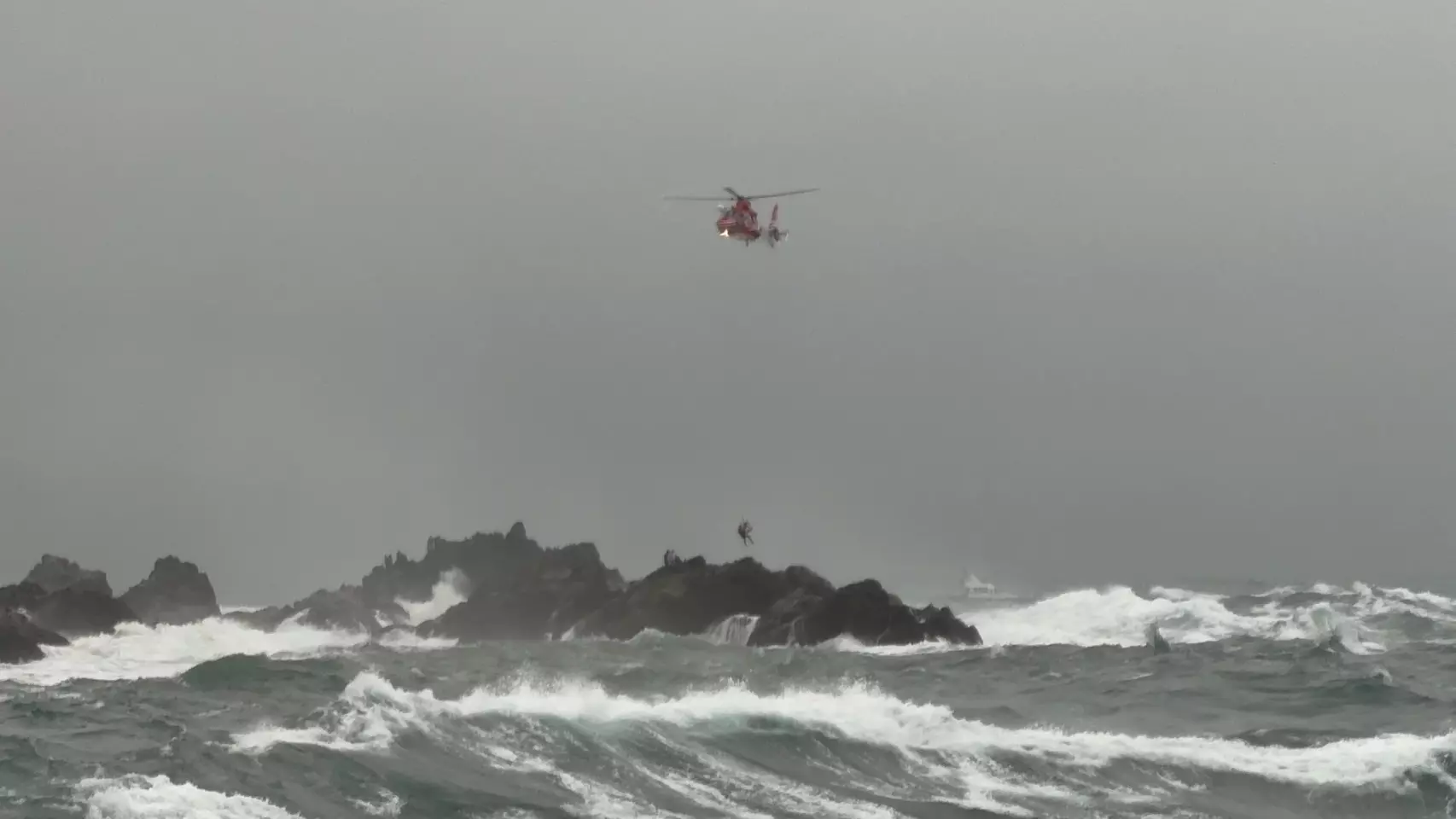 風浪突變化！基隆嶼外礁7釣客落海　1人卡礁石吊掛已死亡