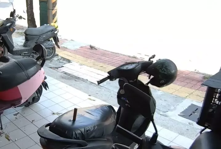 ▲機車坐墊插上一把刀。（圖／取自Threads @minichen_goods提供，若未取得授權請勿引用）