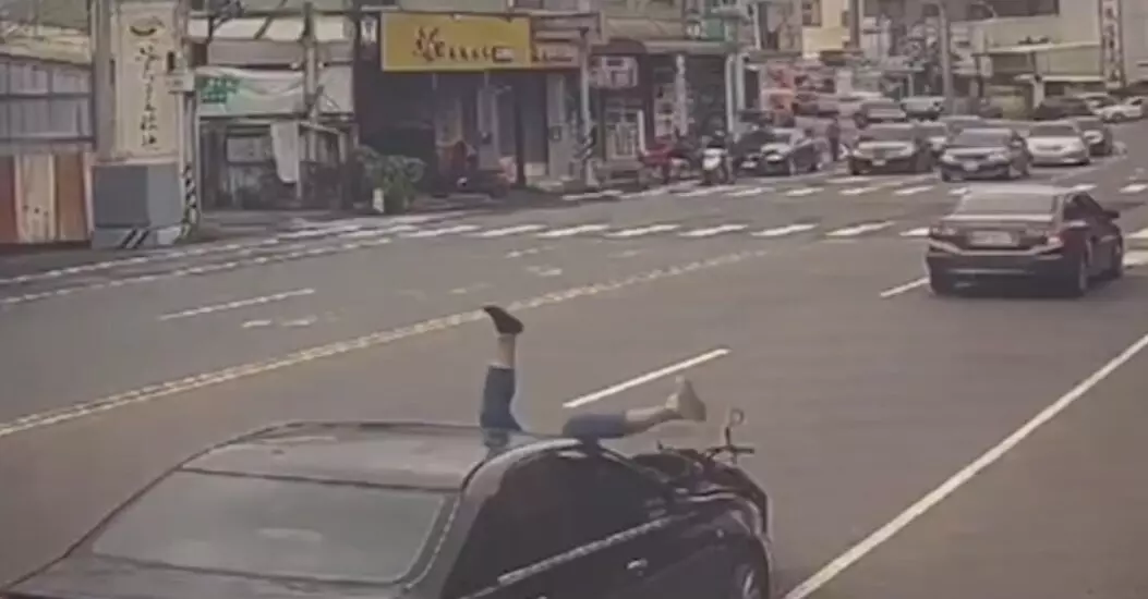 （有片）驚悚畫面曝光！北港自小客車撞腳踏車及機車　機車女騎士身體插進車內！