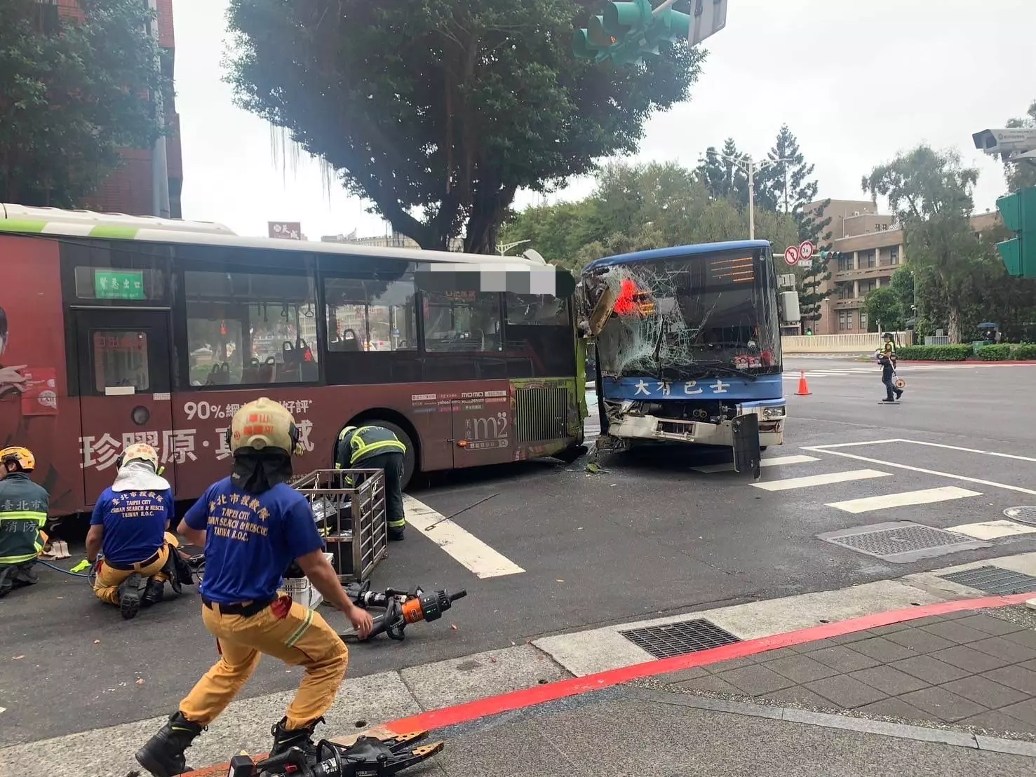 ▲一名女子被卡在車底。（翻攝畫面）