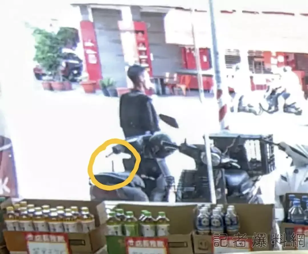 ▲男子持刀狠刺機車坐墊。(圖/取自Threads @minichen_goods提供,若未取得授權請勿引用)