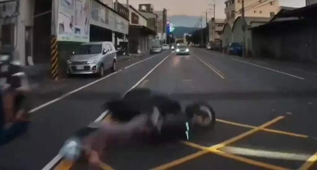 (有片)撞擊畫面曝光!台中大里機車自摔追撞前車 騎士受傷送醫 15 2024 11 18 126245 2024 11 18 925825 | 社會 社會 記者爆料網|新聞