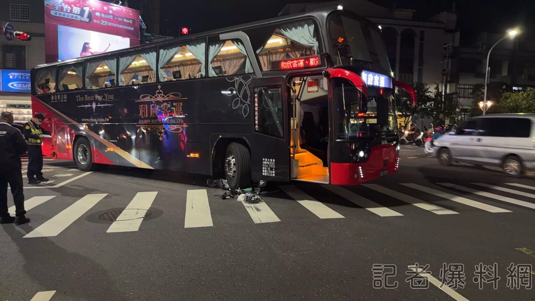 ▲台南16歲女與客運碰撞，電輔車捲輪下壓爛（圖／記者王俊勝 翻攝）