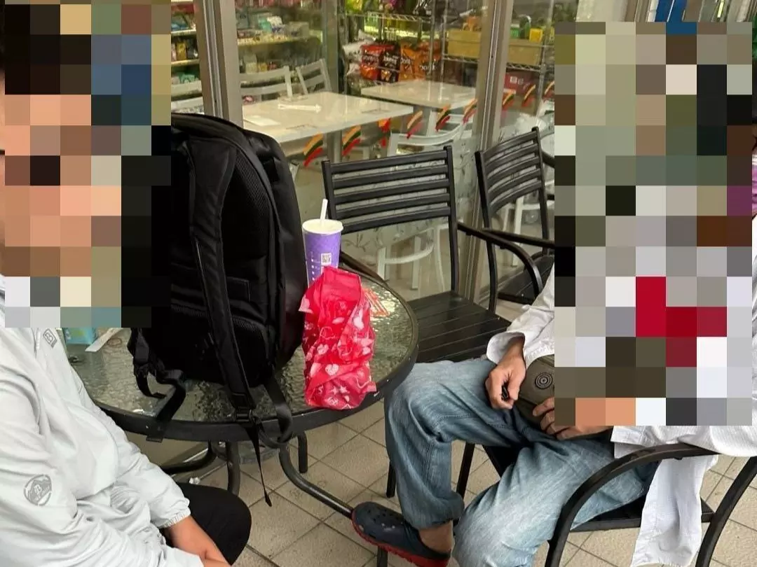 ▲北市員警休假返回高雄,在超商買飲料時意外查獲詐騙集團車手。(翻攝畫面)