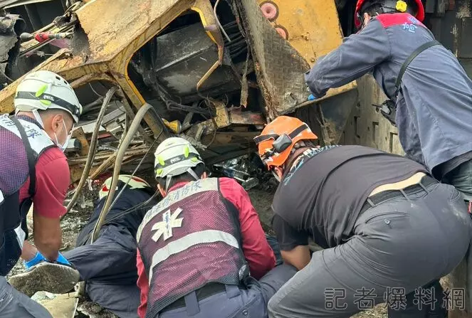 高雄港81碼頭吊車翻覆　司機跳車時遭壓當場身亡