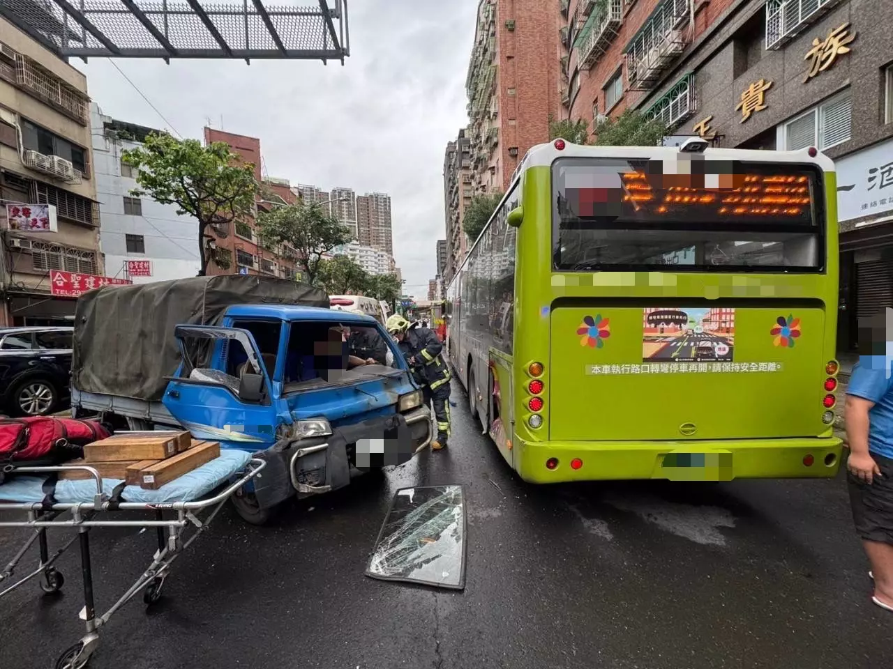 嚇壞！三重小貨車變換車道碰撞曳引車　失控再撞公車