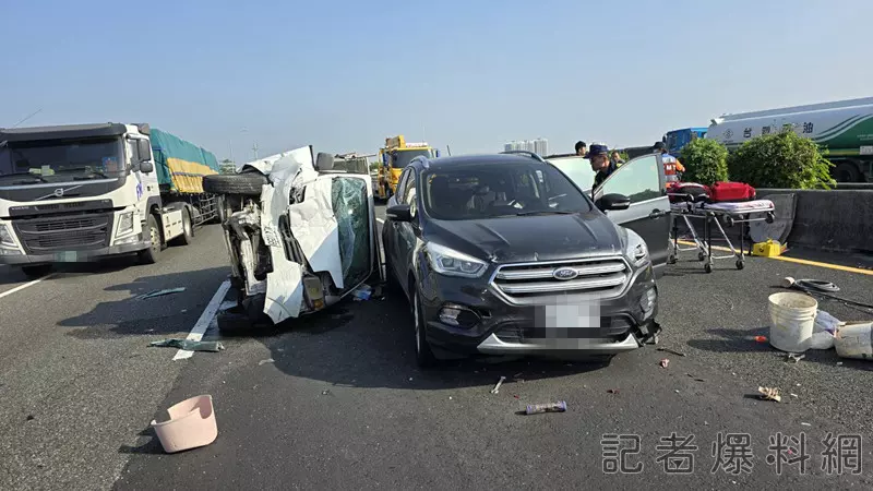 國1南下305km麻豆段車禍！　貨車側翻車頭撞爛