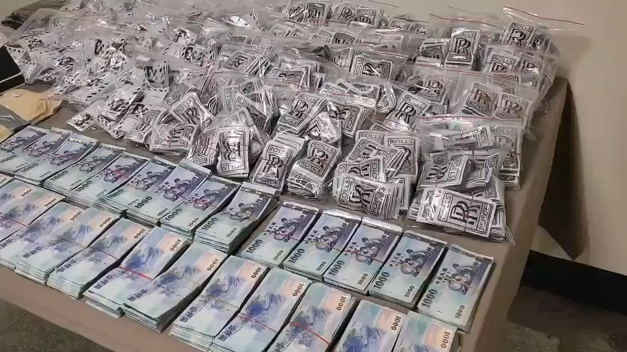 ▲警查扣大量毒品與現金。（翻攝畫面）