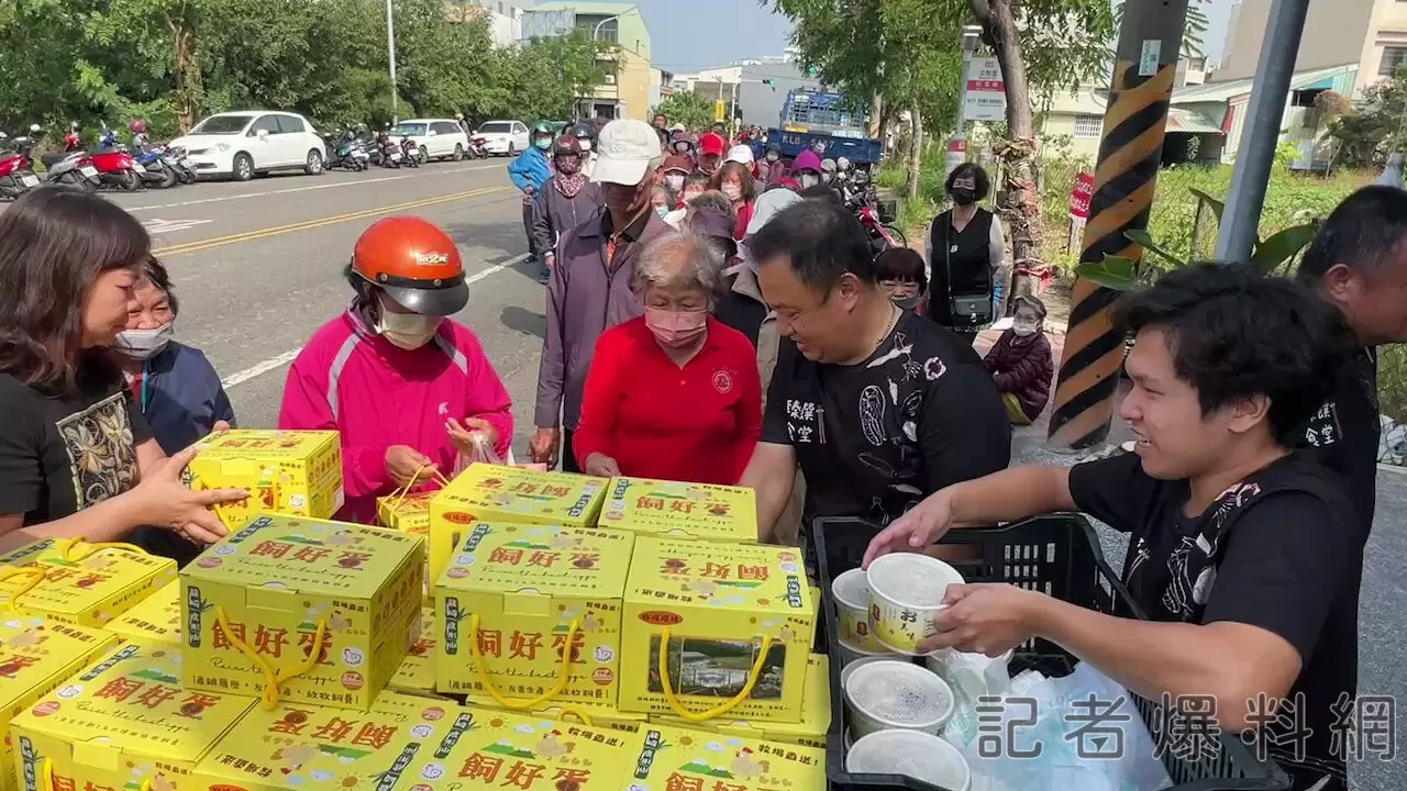 ▲一大清早湧入許多民眾排隊,7分鐘發完(圖/記者王俊勝 翻攝)