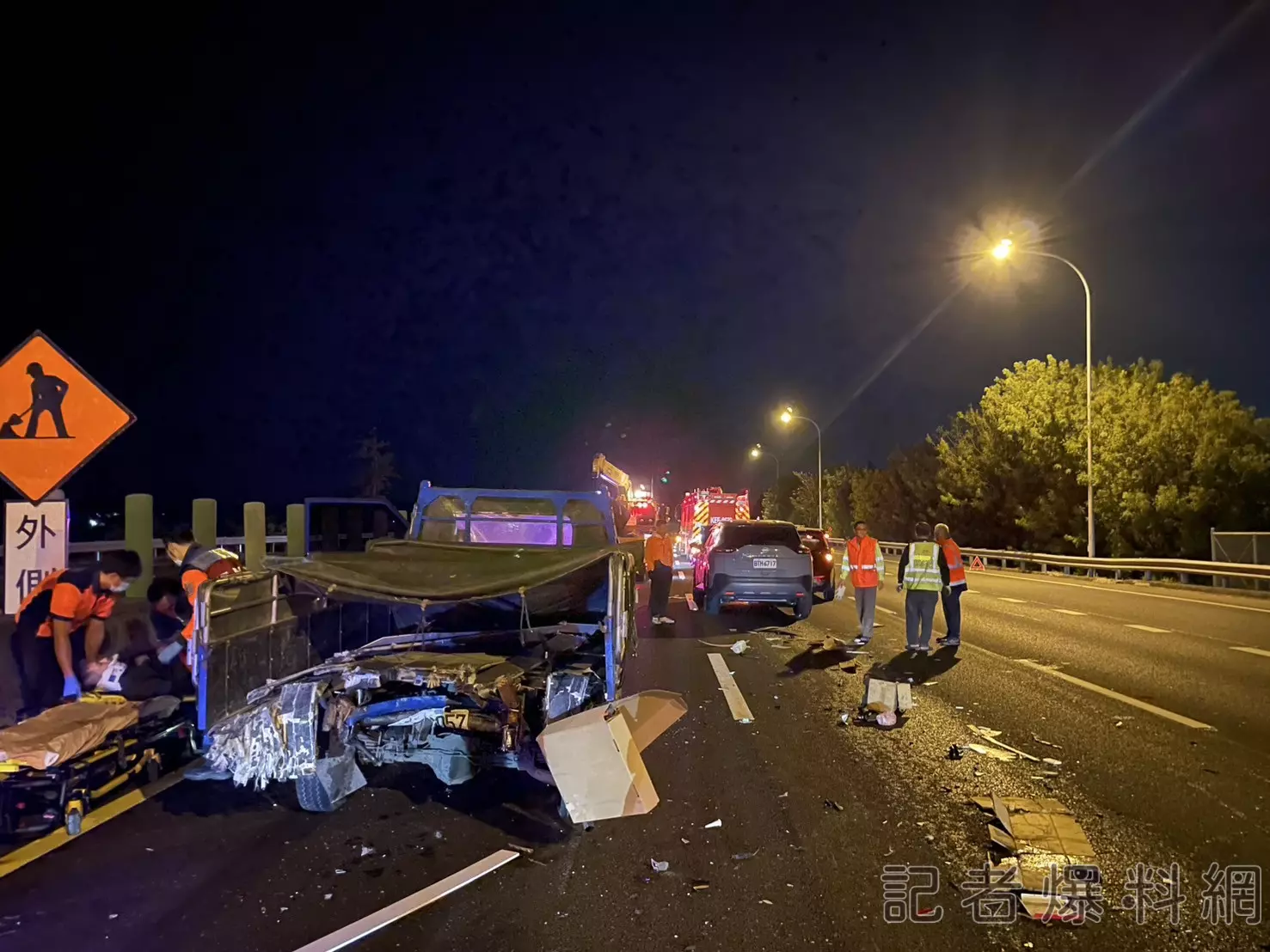 ▲國道3號324km處3車追撞事故，貨車車尾、自小客車頭撞得面目全非，一度有人受困車內，所幸意識清楚，送醫治療（圖／民眾提供，下同）