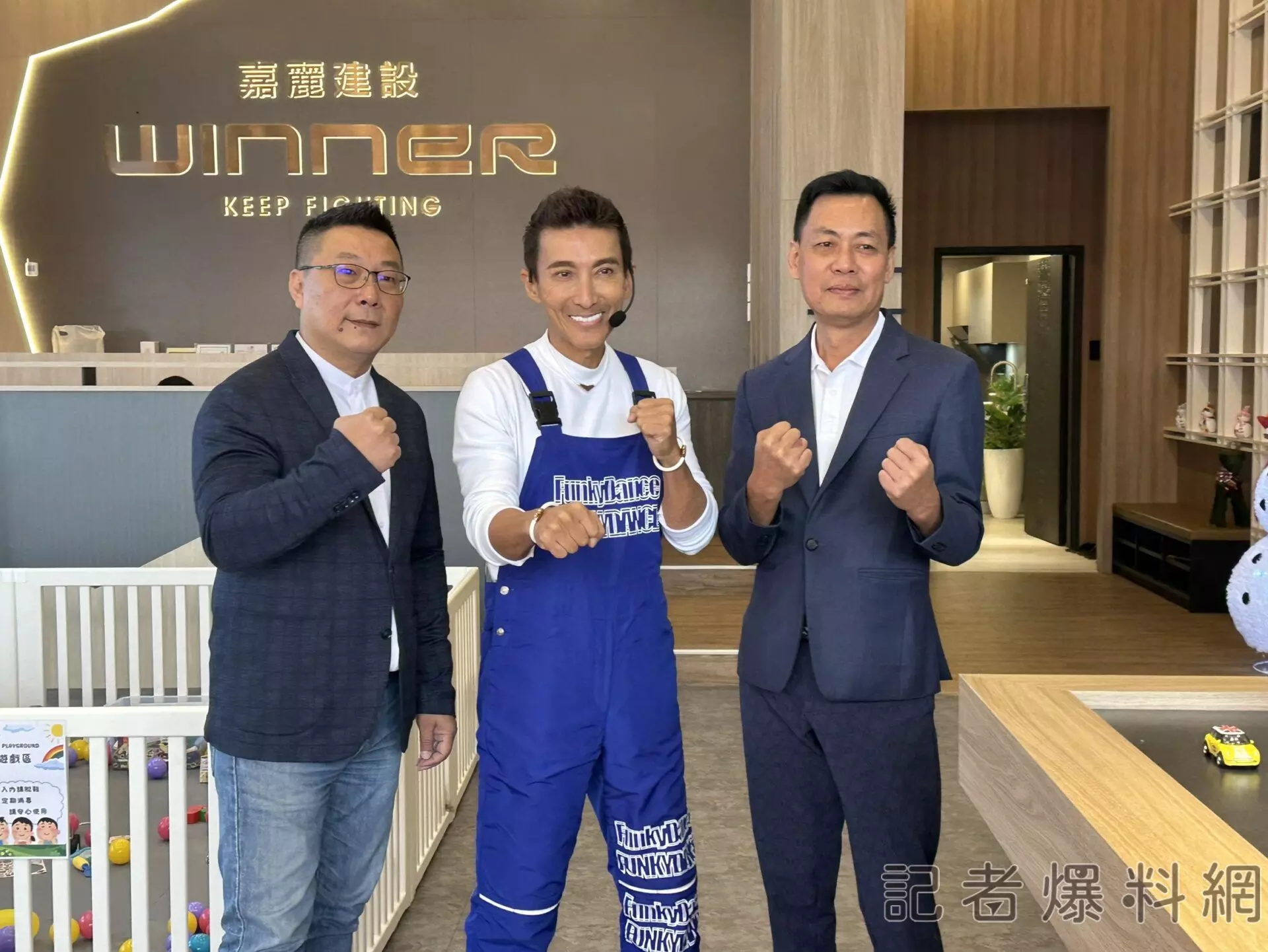 潘若迪（中）助陣海線建案。嘉麗建設總經理鄭偉毓（左）、執行長熊俊雄（右）。王鈞生攝