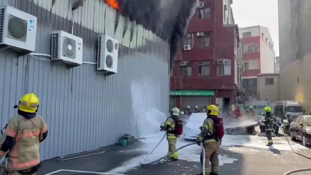 台南永康中華路娃娃機店火警，一旁停車場特斯拉顯受波及（民眾提供）