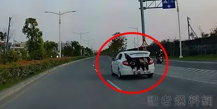 影/直擊!高雄轎車後車廂伸腿畫面瘋傳 白車違規載客警方依法開罰