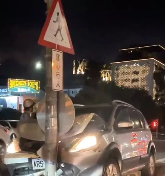 （有片） 台中休旅車自撞分隔島　車頭撞凹冒煙