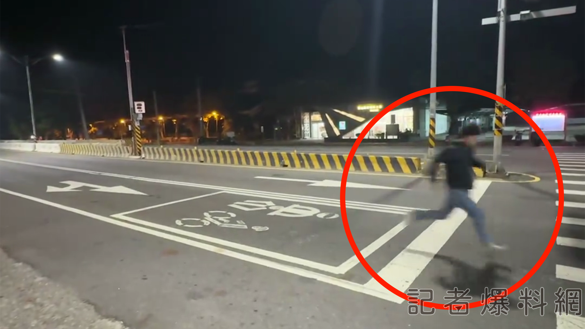 ▲民眾深夜無聊，路上奔跑闖紅燈啟動照相（圖／翻攝自 Threads）
