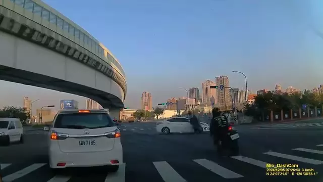 影／轎車左轉釀車禍！重機、機車接連撞上　騎士彈出飛越引擎蓋