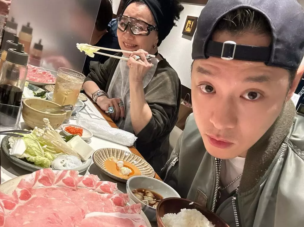 周湯豪與媽媽（比莉姐）（圖／翻攝自周湯豪臉書）