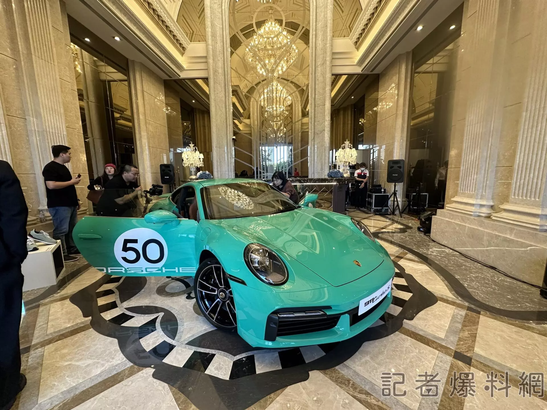 上曜「THE KING』展出限量跑車。王鈞生攝影