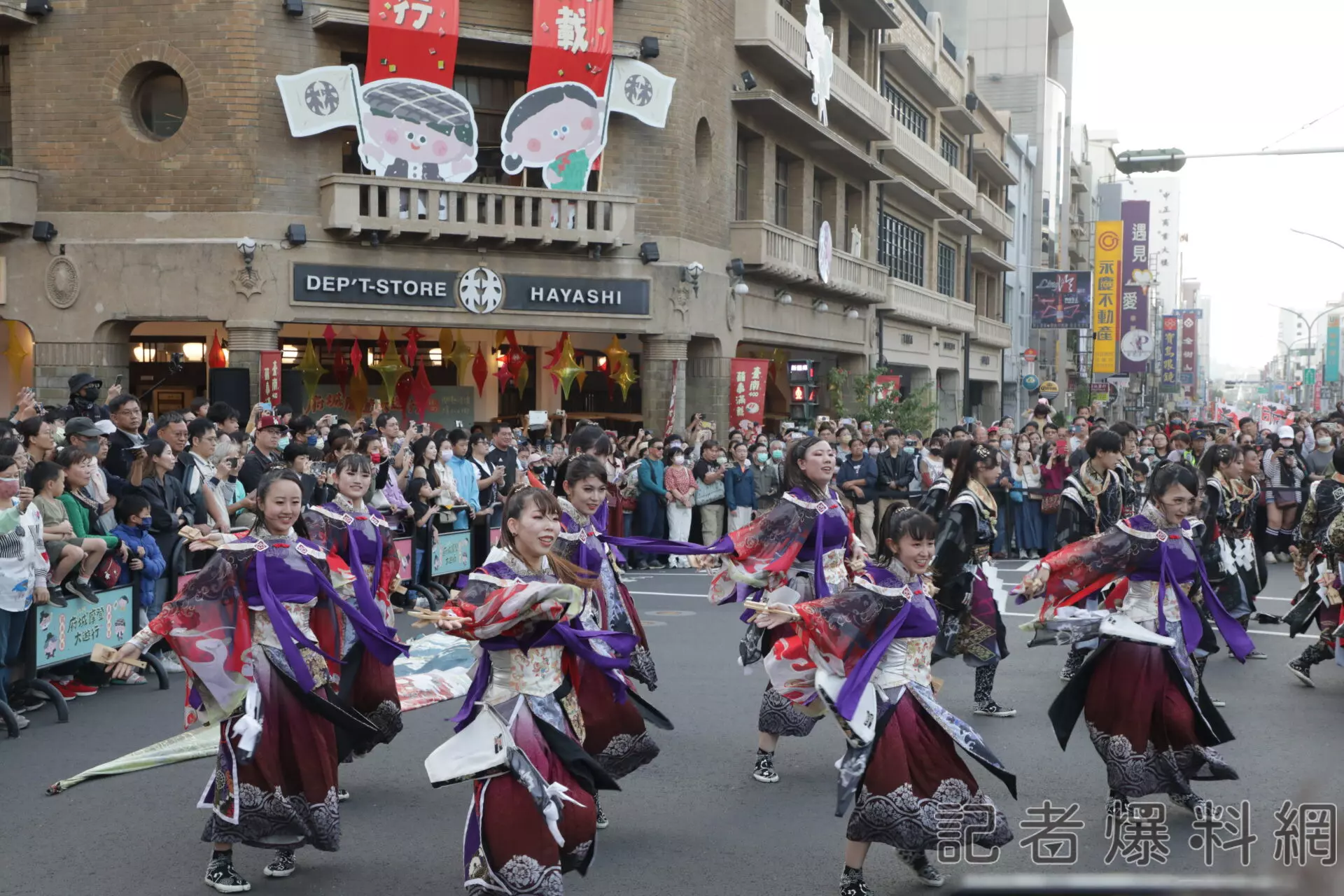 林百貨府城摩登大遊行「台南400‧囍事滿載」 　市長與市民踩街同慶迎年末