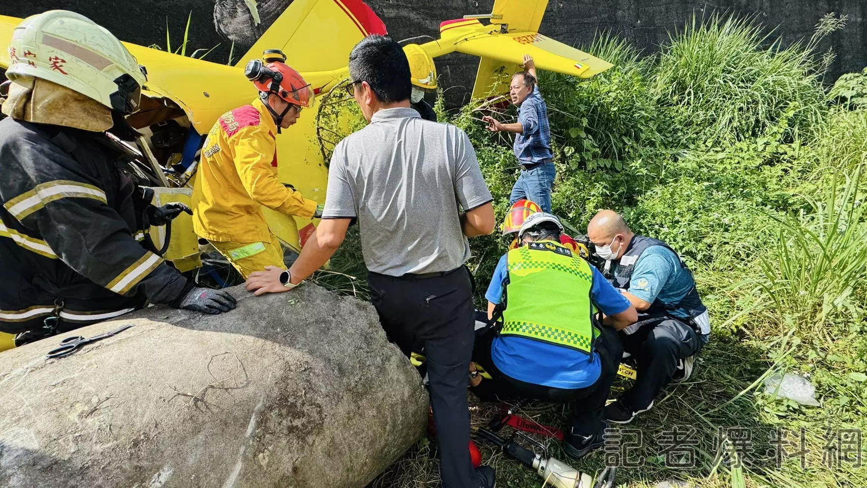 屏東高樹輕航機迫降 兩名乘客送醫治療。翻攝畫面