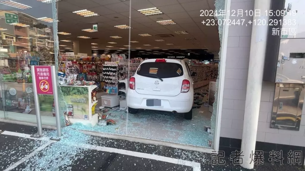 影/台南自小客衝百貨「撞破落地窗」!疑停車不慎爆衝 民眾看傻:有來速嗎? 8 2024 12 11 311222 S 33702315 0 | 社會 社會 記者爆料網|新聞