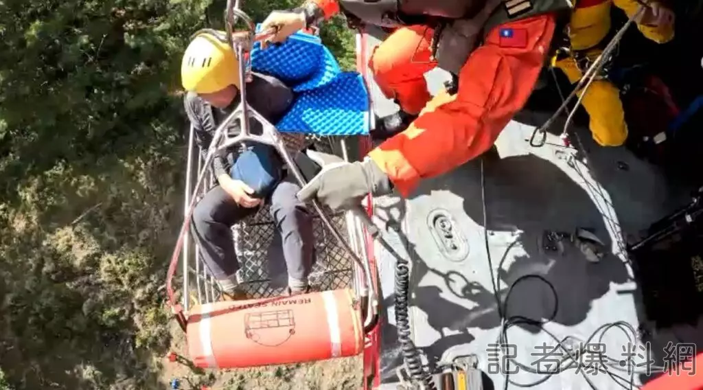影/黑鷹直升機緊急出動 成功救援南投信義摔傷登山客 18 2024 12 11 773100 33962 0 | 社會 社會 記者爆料網|新聞