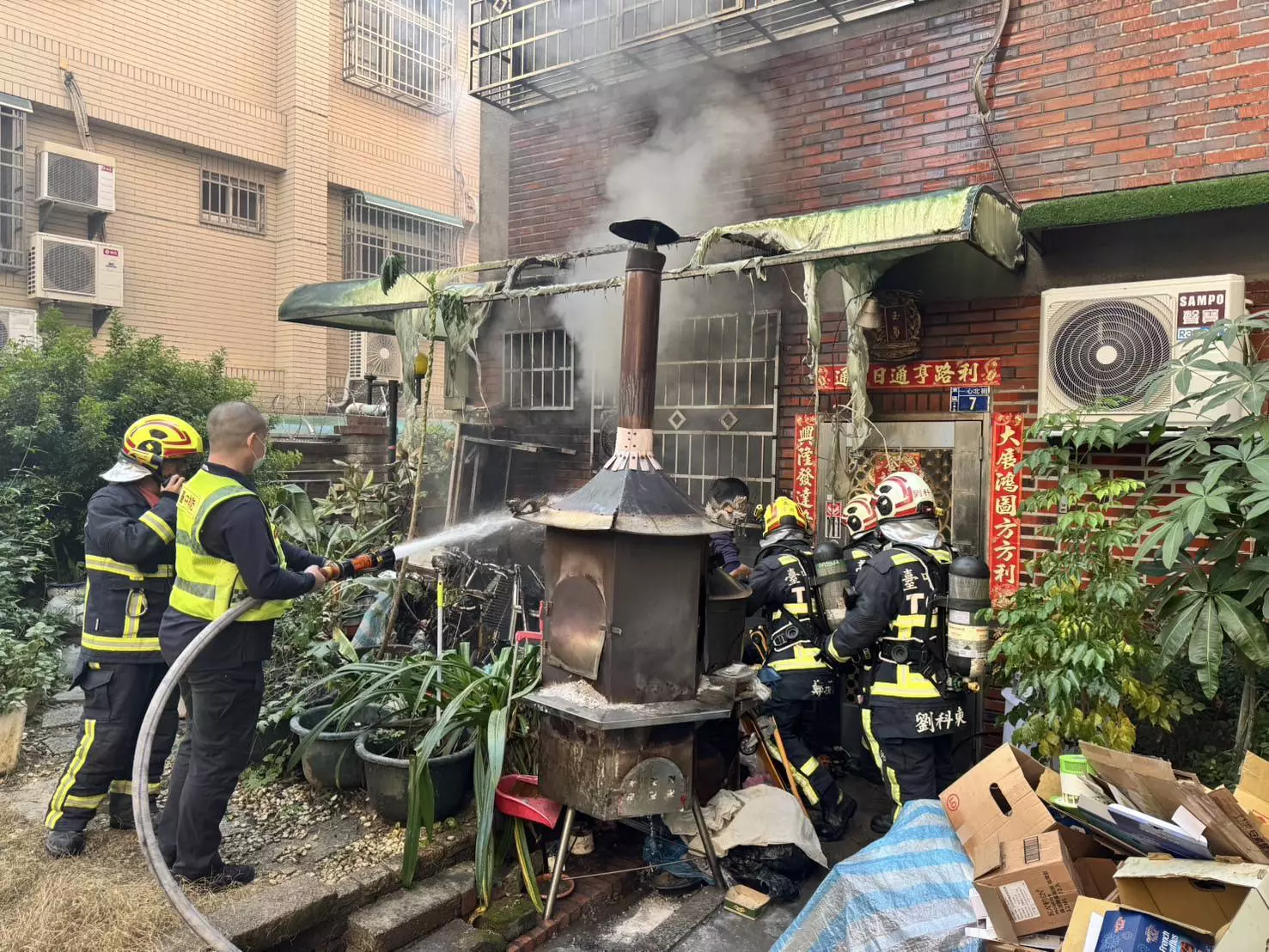 台中民宅火警！　女屋主救出意識不清送醫