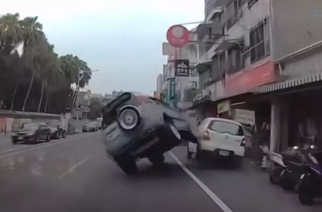 （有片）疲勞駕車肇事！　員林休旅車自撞路邊停車翻覆