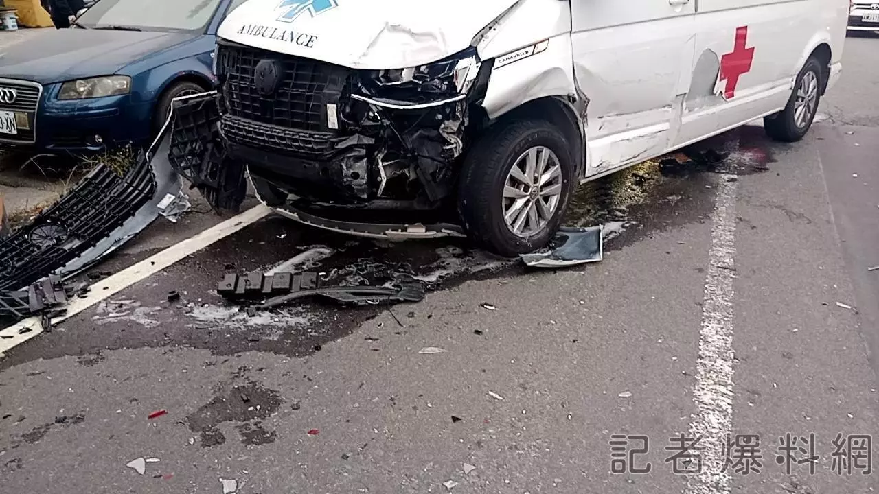 高雄仁武救護車鳴笛事故！多車追撞「一片狼籍」