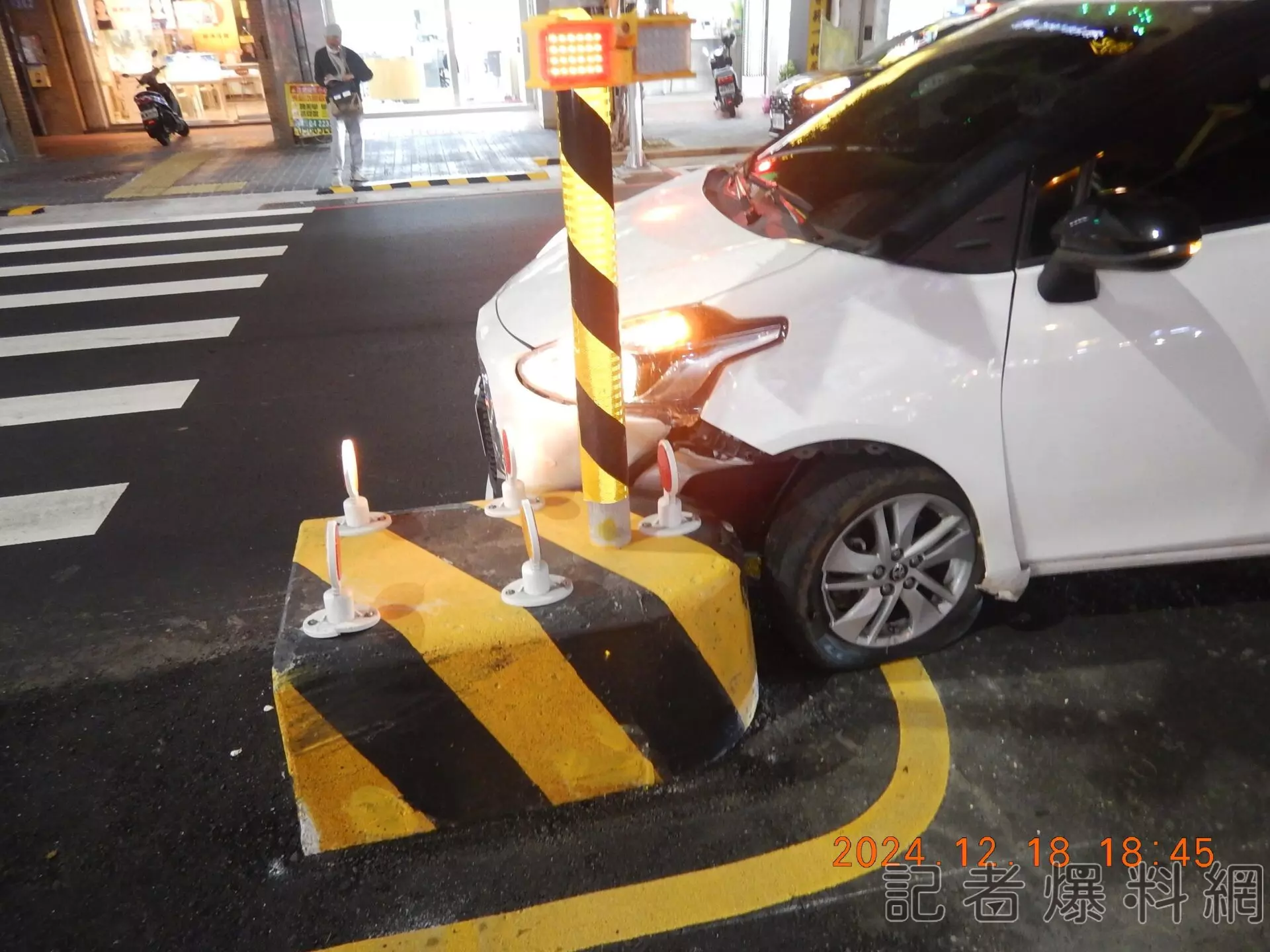 又撞了！台中市進化北路昨晚又一輛車撞上庇護島 網友笑：目前戰績 87勝0敗