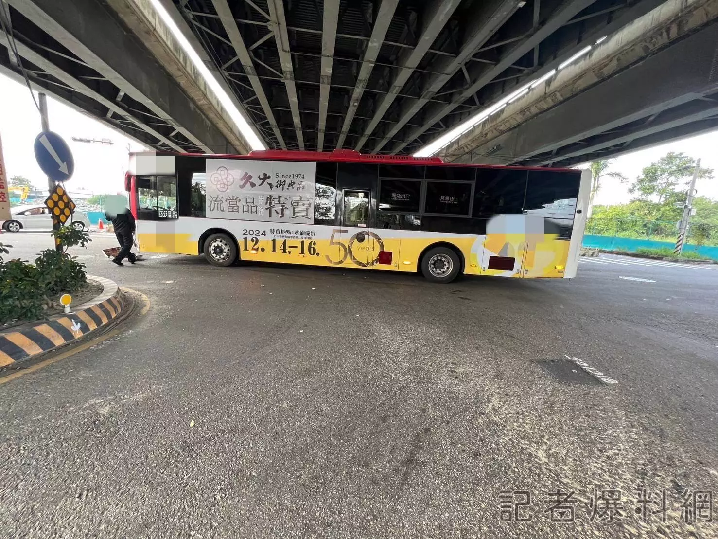 台中自小客車違規左轉釀禍　公車撞上5人送醫無生命危險