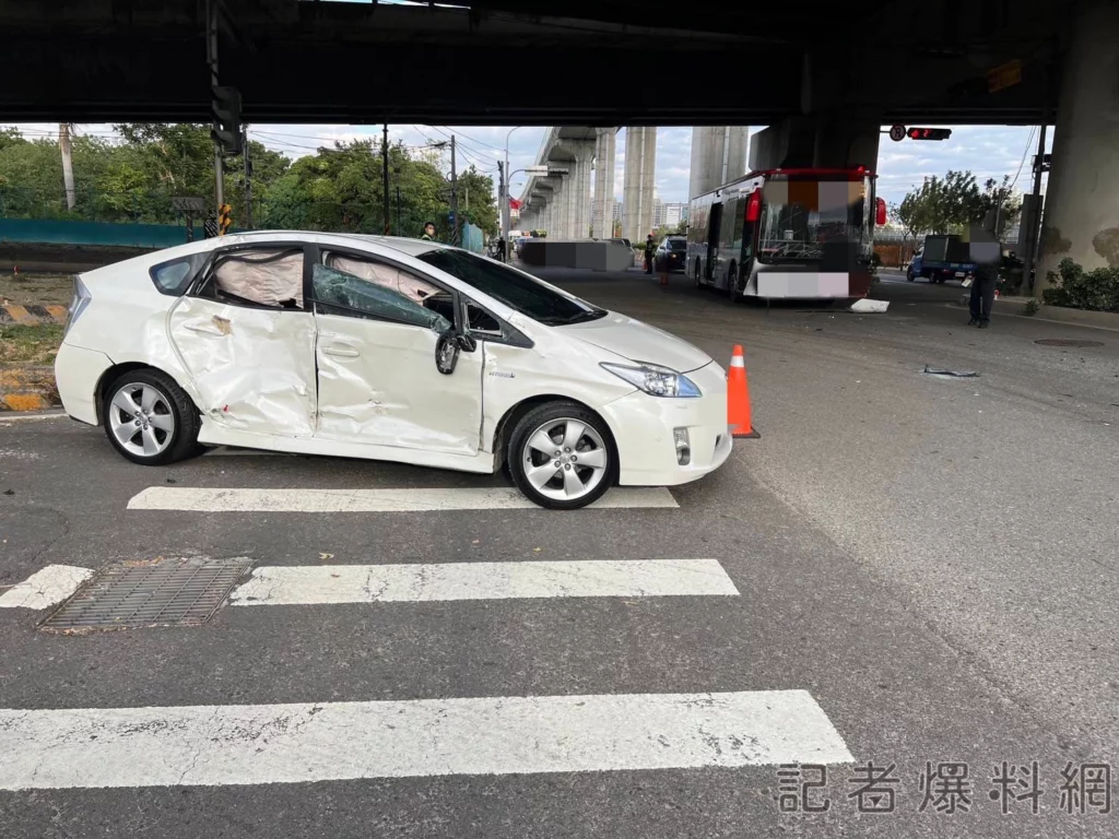 自小客車，未待左轉燈亮起便違規左轉環中路。翻攝畫面