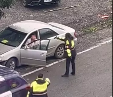 （有片）追捕畫面曝光！宜蘭員警追捕懸掛註銷車牌自小客車　女警霸氣掏槍喝令駕駛下車