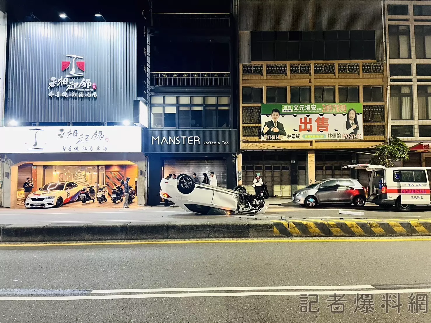 台南男駕車自撞分隔島！慘四腳朝天躺路中　現場一度封路駕駛僅輕傷