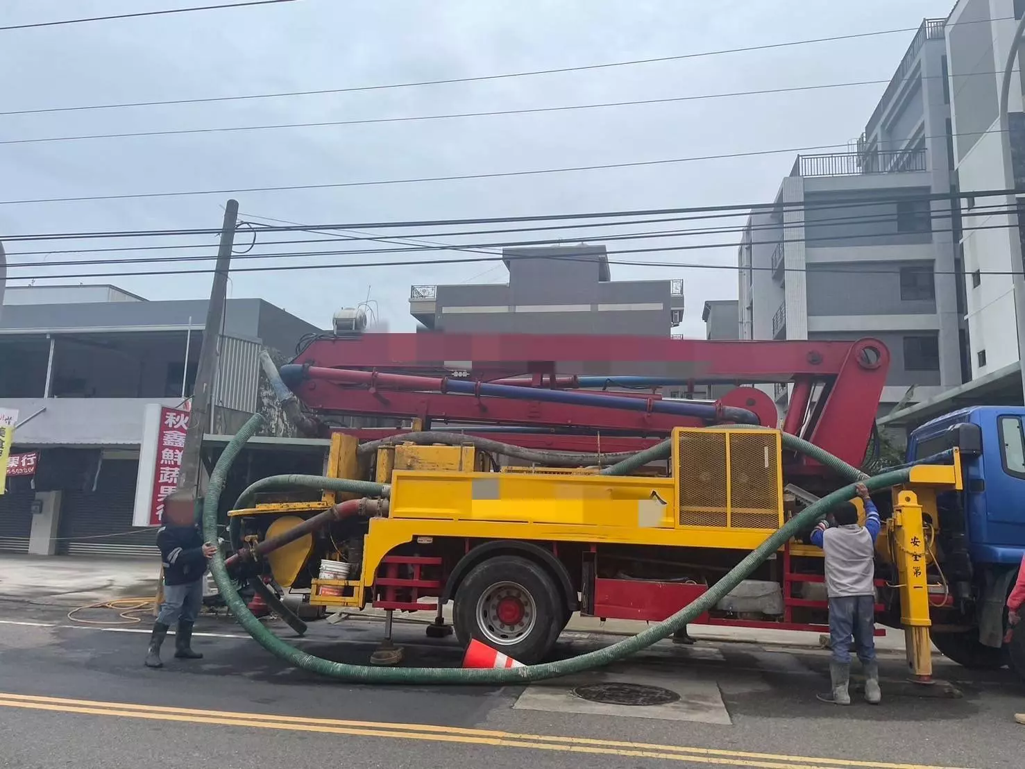 ▲桃園市觀音區長興路1處工地，今（23）日12時許傳有1起工安意外。（翻攝畫面）