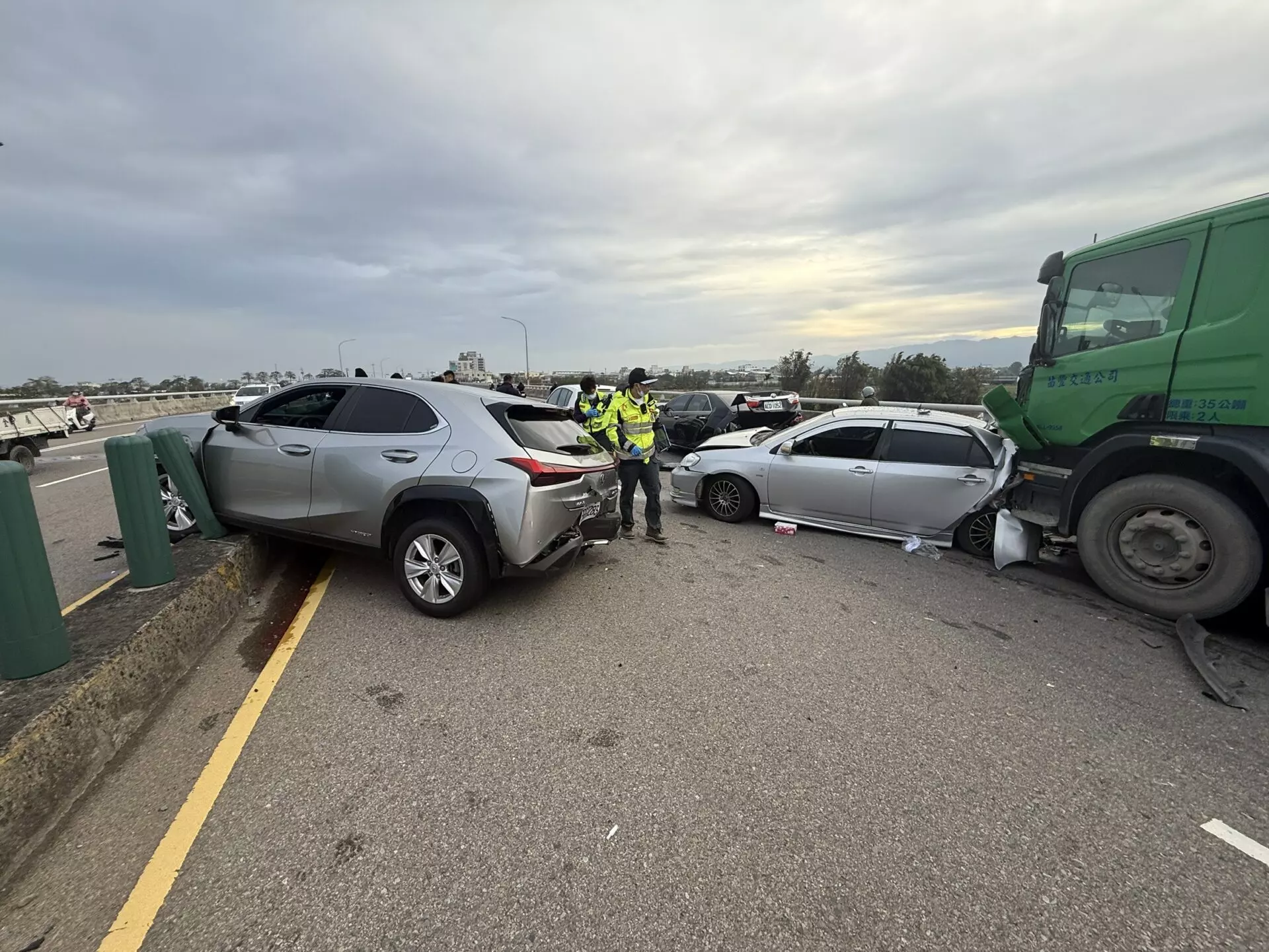 台一線大安溪橋連環車禍！　5車相撞6人受傷