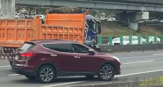 影／休旅車槓上砂石車！超狂駕駛國道猛切攔車　拿棍下車打破擋風玻璃