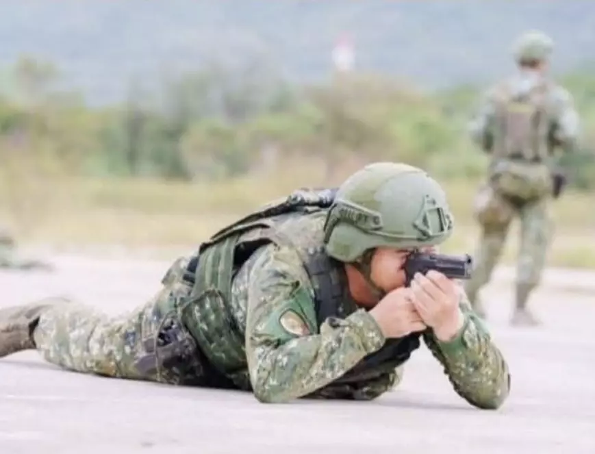 ▲陸軍官兵臥射瞄準圖惹議（圖／翻攝自網路）